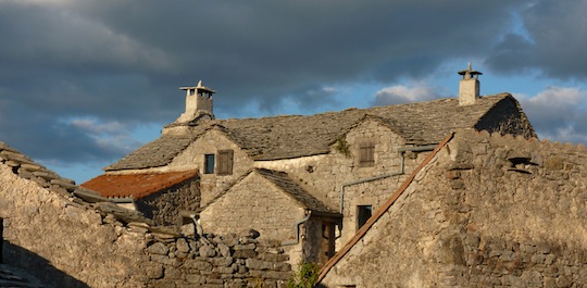 Les Causses et Cévennes ont été classés au patrimoine mondial de l’Unesco, ici la ferme de Saint Martin qui héberge la chaufferie bois, photo Frédéric Douard