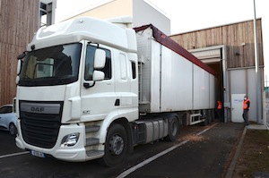 Livraison de bois dans la fosse équipée de 3 vis de dépotage rapide Saldis vers le silo, photo Frédéric Douard