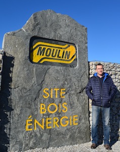Antoine Sanchez, responsable du site, devant la pierre monumentale de l'entrée du site, photo Frédéric Douard