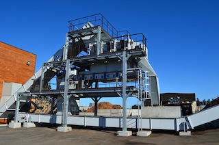 L'installation de calibrage et déféraillage TBM Vecoplan à la sortie du broyeur Saalasti, photo Frédéric Douard