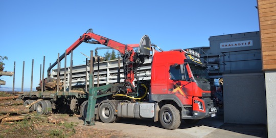 Le tapis du broyeur peut être alimenter des deux côtés depuis des camions ou des tas, photo Frédéric Douard