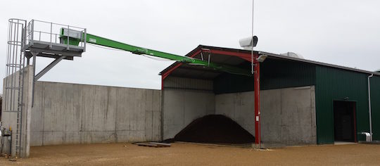 Bâtiment de valorisation de la chaleur avec au premier plan le hall de stockage des produits secs, photo EPO