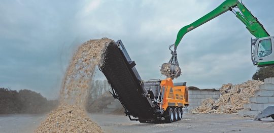 Broyage de bois d'emballage avec un Doppstadt AK635