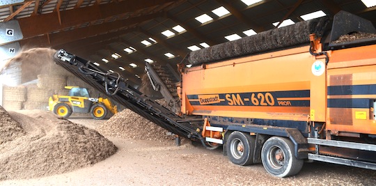 Criblage de plaquettes sèches avec  un Doppstadt SM-620, photo Frédéric Douard