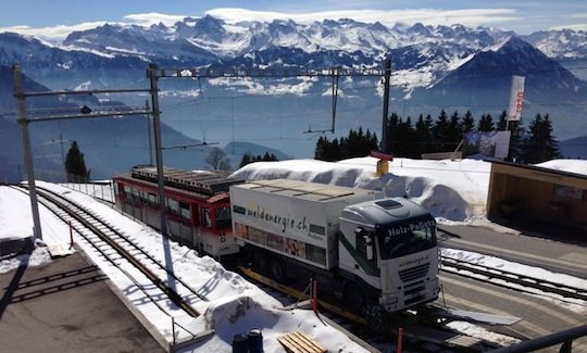 L'arrivée du camion de granulés sur le Rigi, photo Waldenergie