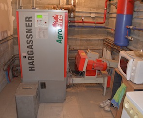 La chaudière polycombustibles Hargassner pour les bureaux d'ABE, photo Frédéric Douard