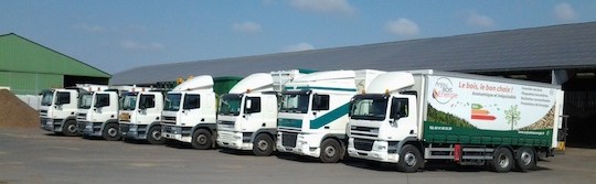 La flotte de camion ABE devant le hangar à plaquettes à droite et celui à granulés à gauche