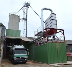 La tremie de chargement des camions de granulés et à droite la filtration des poussières du stockage, photo Frédéric Douard