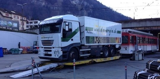 Le camion de granulés en gare de Vitznau, photo Waldenergie