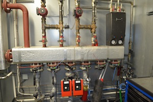 Les départs de circuits d'eau chaude depuis le moteur, photo Frédéric Douard