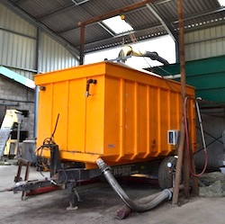 Remorque de distillation des thuyas, photo Frédéric Douard