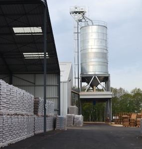 Stock de granulés en sac et silo de vrac SABE chez Biosyl, photo Frédéric Douard