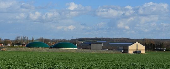 L'intégration paysagère de l'instalation a été réalisée avec des plantations sur tallus autour des cuves, photo Frédéric Douard