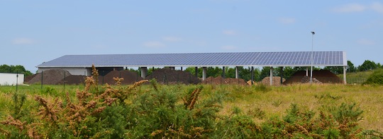 La centrale photovoltaïque Lorekam sur le stockage de bois, photo Frédéric Douard