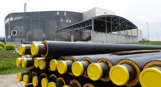 Les canalisations avant leur pose devant l'usine d'incinération de Bourgoin-Jallieu, photo Wannitube