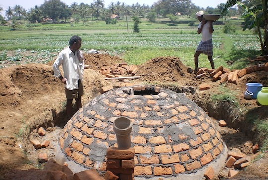 Construction de réservoirs à biogaz et production de vermicompost en Inde, photo SKG Sangha