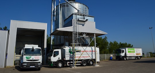 Le silo et les camions souffleurs de granulés Péchavy, photo Frédéric Douard