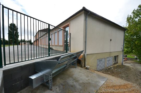 La trémie de transfert du bois Hargassner de la cour vers le silo (pièce murée), photo Frédéric Douard