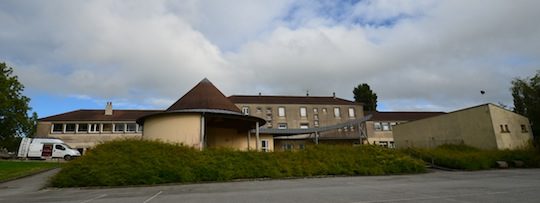 Vue de l'arrière de l'école de Moulins-la-Marche avec la chaufferie sur la gauche, photo Frédéric Douard