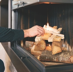 Allumage d'une cheminée par le haut du bois pour moins polluer, photo Energie Bois Suisse