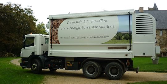 Camion souffleur de plaquettes de Bois-énergie Maine Normandie