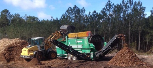 Crible à tambour Komptech Mustang en forêt, photo Loreki