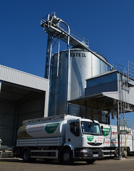 Le silo Agriconsult et les deux camions souffleurs Transmanut de Péchavy Energie, photo Frédéric Douard