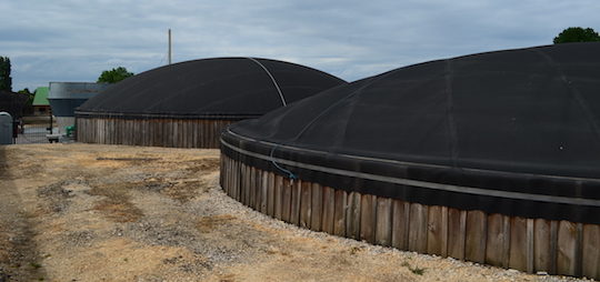 Les deux digesteurs Bio-Dynamics de Clottes Biogaz, photo Frédéric Douard