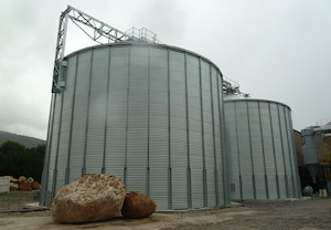 Les deux silos à granulés Phénix-Rousies de 1500 tonnes chacun, photo BGA