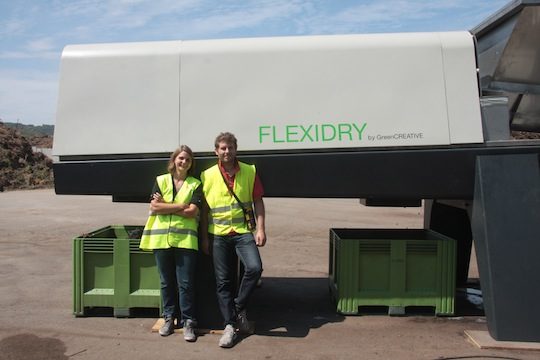 Lucile Noury et Rémi Gomez devant le Flexidry, photo GreenCREATIVE