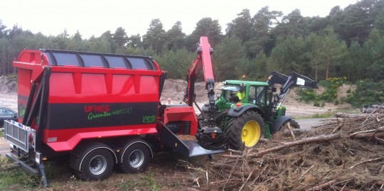 Ensemble avec déchiqueteuse à tambour 962 et conteneur élévateur, photo Greentec