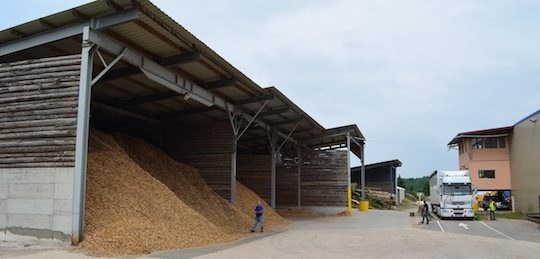 L'un des deux hangars de stockage de plaquettes forestières d'Agrébois, photo Frédéric Douard