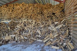 Le stockage de bois-bûches de lascierie de Miremont, photo Frédéric Douard