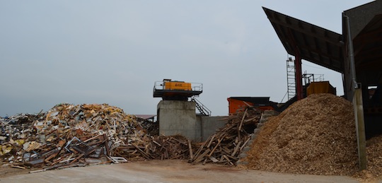 Zone de tri et de broyage des bois de classe B, photo Frédéric Douard