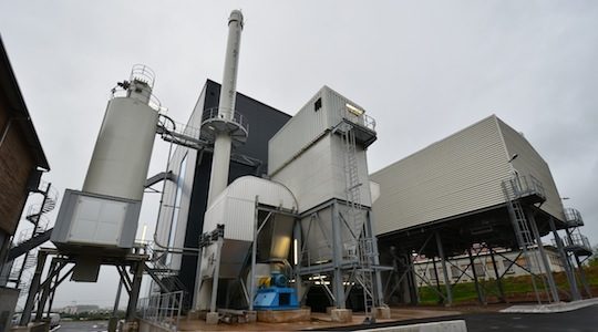 Zone technique extérieure avec le silo à cendre à gauche, le filtre à manches Scheuch et les aérocondenseurs, photo Frédéric Douard