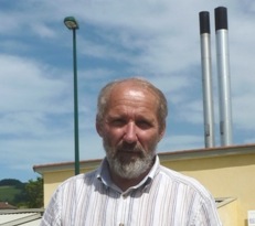 Michel MAYA,  Maire de Tramayes, devant la chaufferie bois de sa commune, photo Frédéric Douard