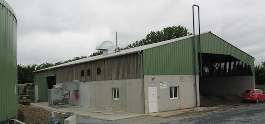 Bâtiment  moteur, bureau, traitement et stockage couvert de digestat, photo K-Révert