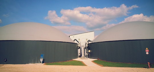 Digesteur et post-digesteur en béton d’une unité de méthanisation réalisée par Patrick Blanchet, photo Methaniseur.com