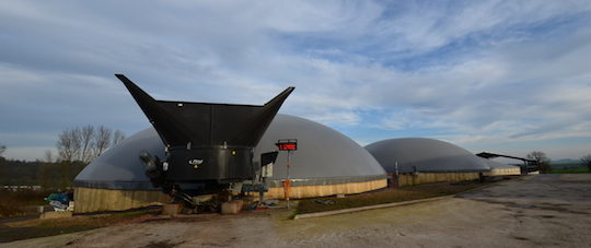 L'incorporateur Fliegl, les 2 cuves de méthanisation et les deux stockages de digestat à Thiembronne, photo Frédéric Douard