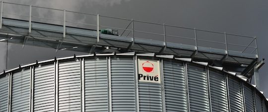 L'un des deux silos à granulé Privé chez Bretagne Pellets, photo Frédéric Douard