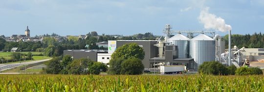 L'usine Bretagne Pellets est ses deux silos Privé avec en fond le village de Mauron, photo F. Douard