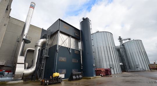 L'usine Recybois avec le filtre à manches de la chaudière VYNCKE et son silo à chaux, photo Frédéric Douard