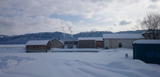 La neige sur la chaufferie communale à bois de Montlebon dans le massif du Jura, photo Hargassner Nord Est