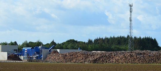 Le stock de bois rond de Bretagne Pellets avec à gauche l'écorceuse Holtec, photo Frédéric Douard