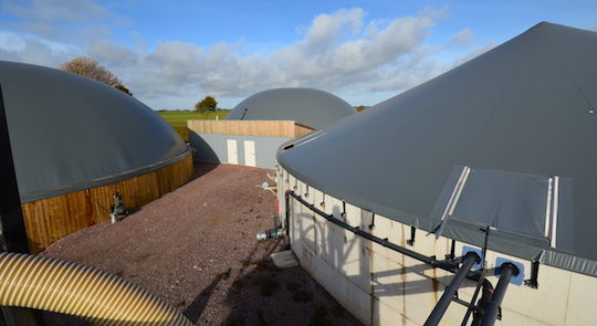 Les trois cuves de digestion et stockage à Valhuon, photo Frédéric Douard