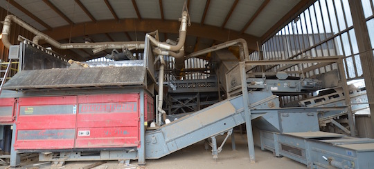 Ligne de broyage des bois combustibles avec broyeur bi-rotor Rentec, photo Frédéric Douard