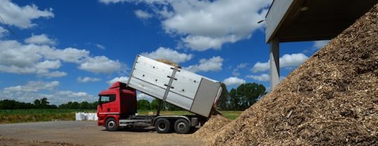 Livraison de bois à la centrale de Sospiro, photo Frédéric Douard