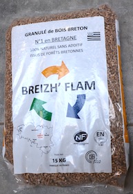 Sac de granulés Bretagne Pellets marqué des trois certifications, photo Frédéric Douard