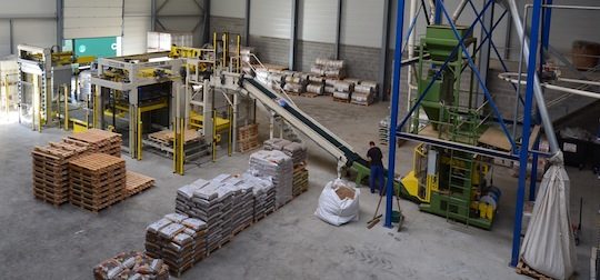 Salle d'ensachage avec l'ensacheuse B&C et le palettiseur Newtec Bag, photo Frédéric Douard