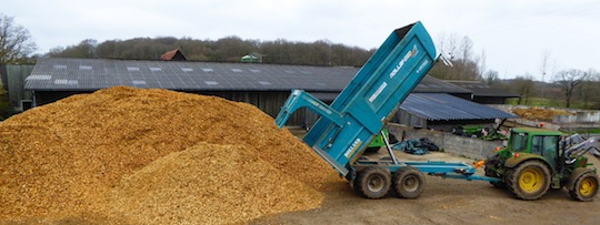 Stockage provisoire de bois-énergie produit sur un verger en basses tiges, photo FD CUMA BN